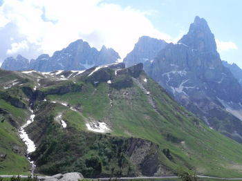 da sx: Cime di Val Grande, Bureloni, Vezzana e Cimon della Pala guardando verso est, salendo alla Tognazza (39045 bytes)